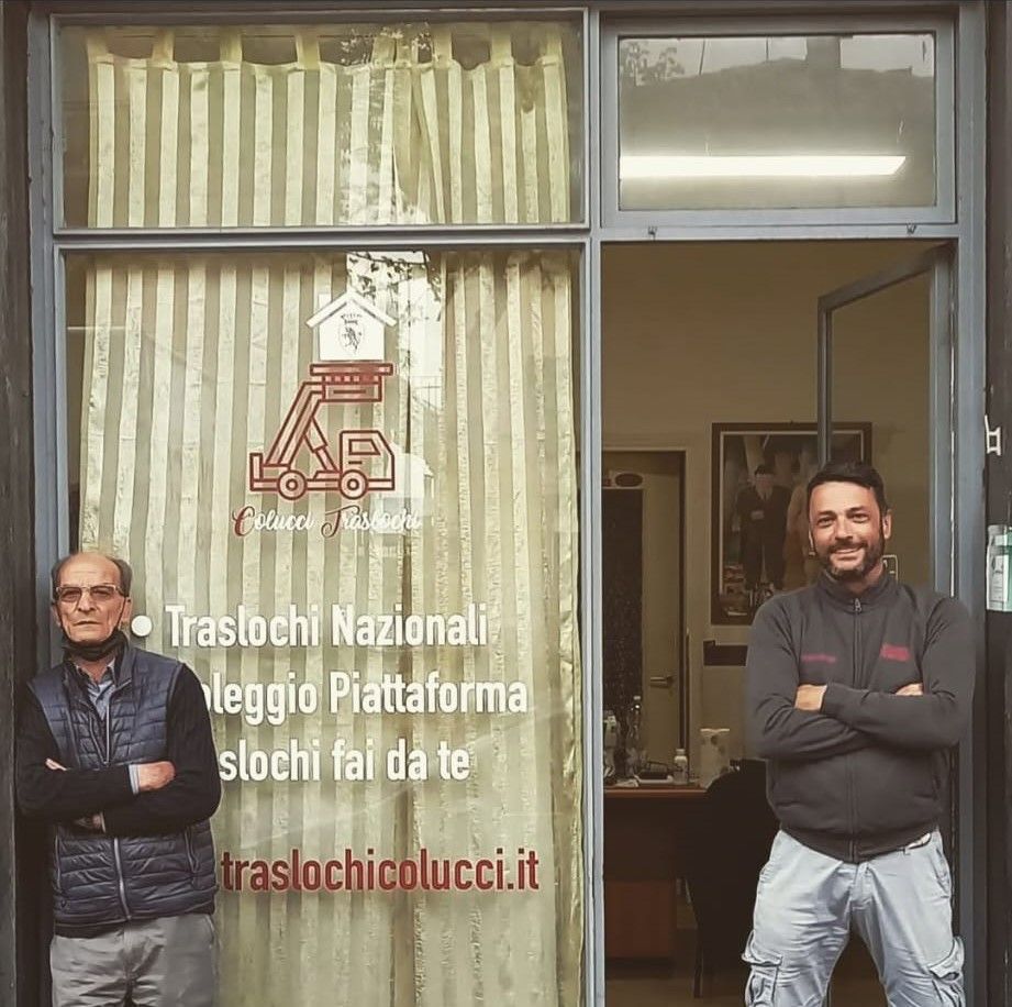 Famiglia Colucci Traslochi davanti al negozio