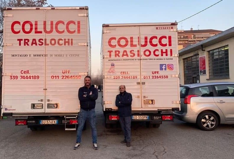 Famiglia Colucci Traslochi davanti a due furgoni